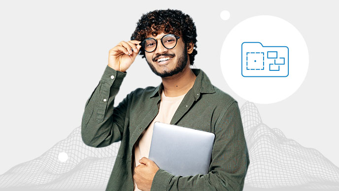 Un joven con gafas sostiene un ordenador portátil plateado con un icono de un organigrama.