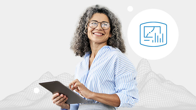 Una mujer sonriente con un top de rayas azules tecleando en una tablet con un icono de un gráfico de barras.